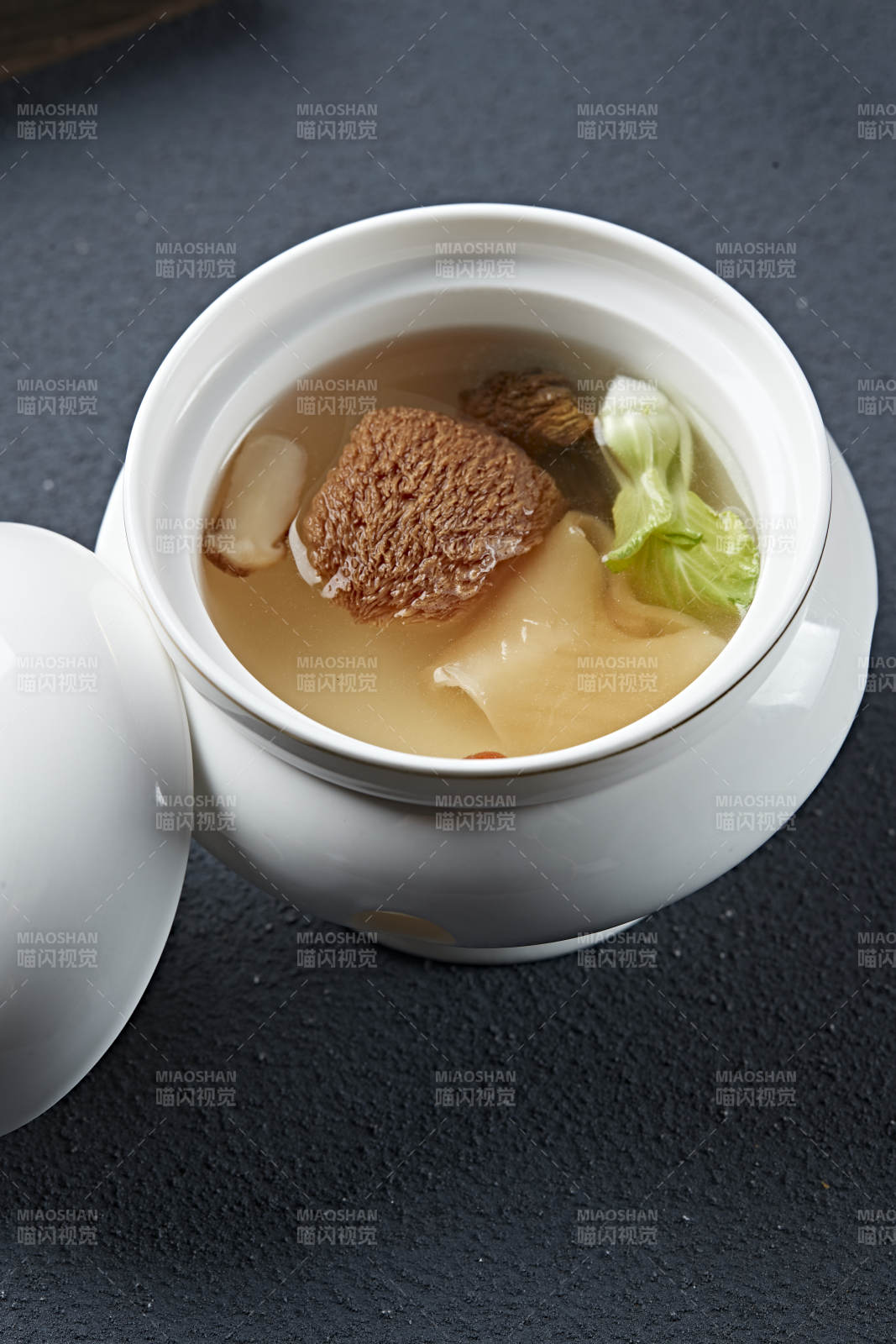 猴头菌花胶炖榛蘑汤图片