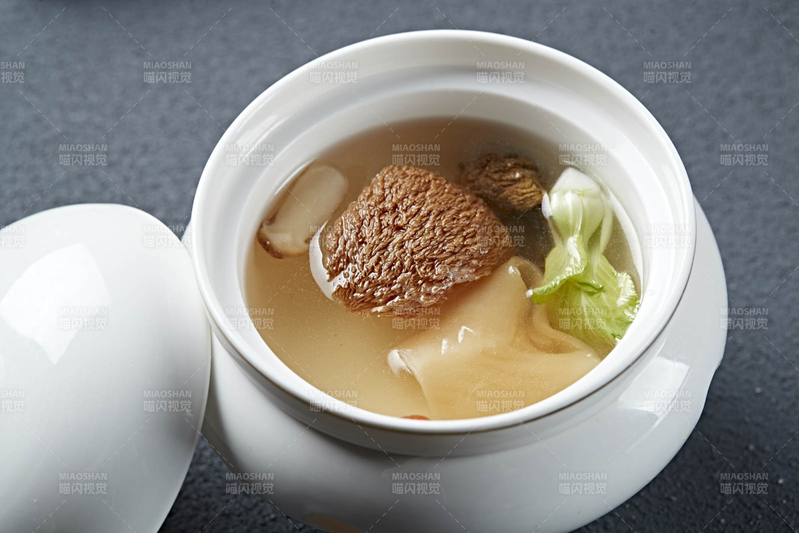 猴头菌花胶炖榛蘑汤图片