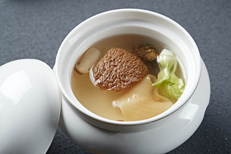 猴头菌花胶炖榛蘑汤图片