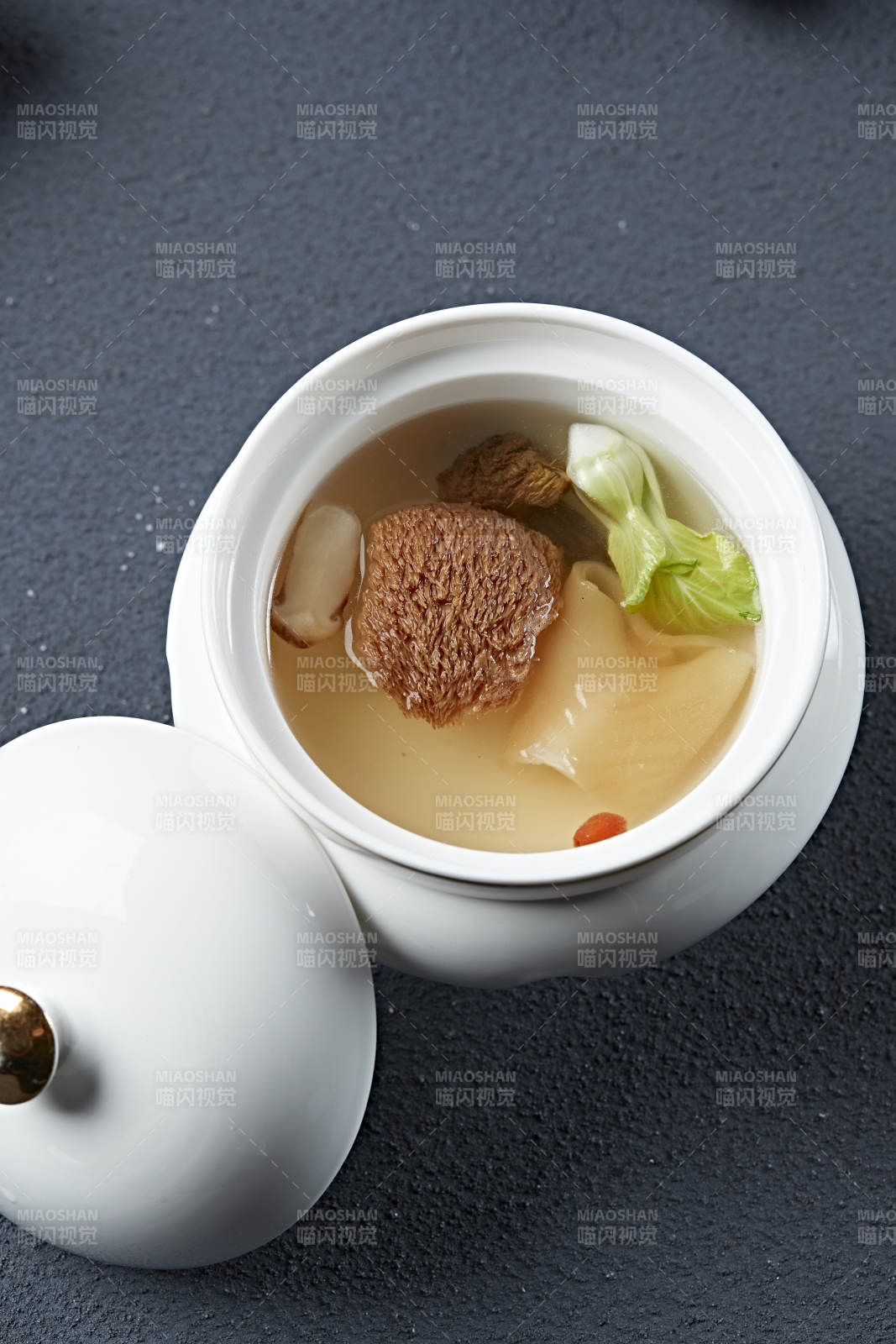 猴头菌花胶炖榛蘑汤图片