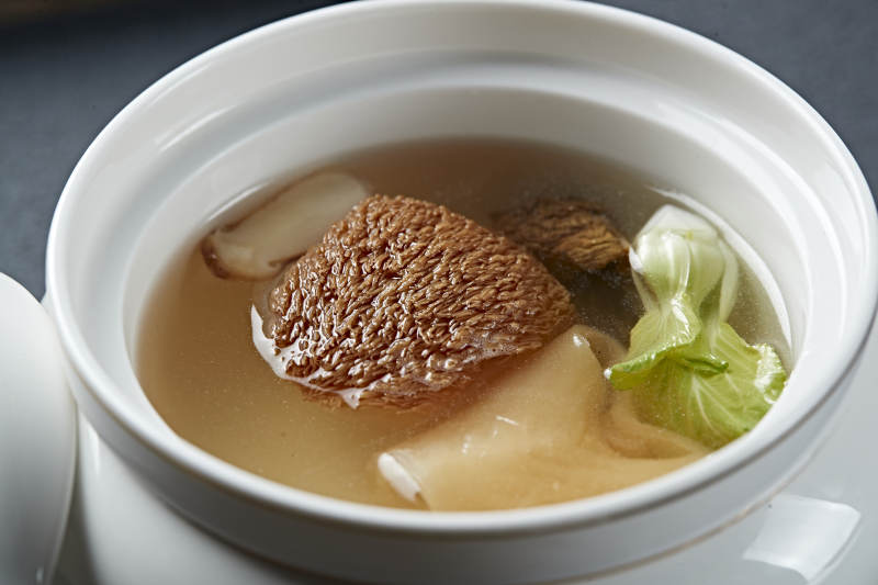 猴头菌花胶炖榛蘑汤图片