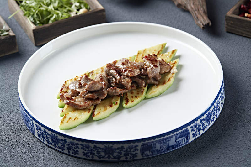 炭烤牛脊肉配烤西葫芦图片