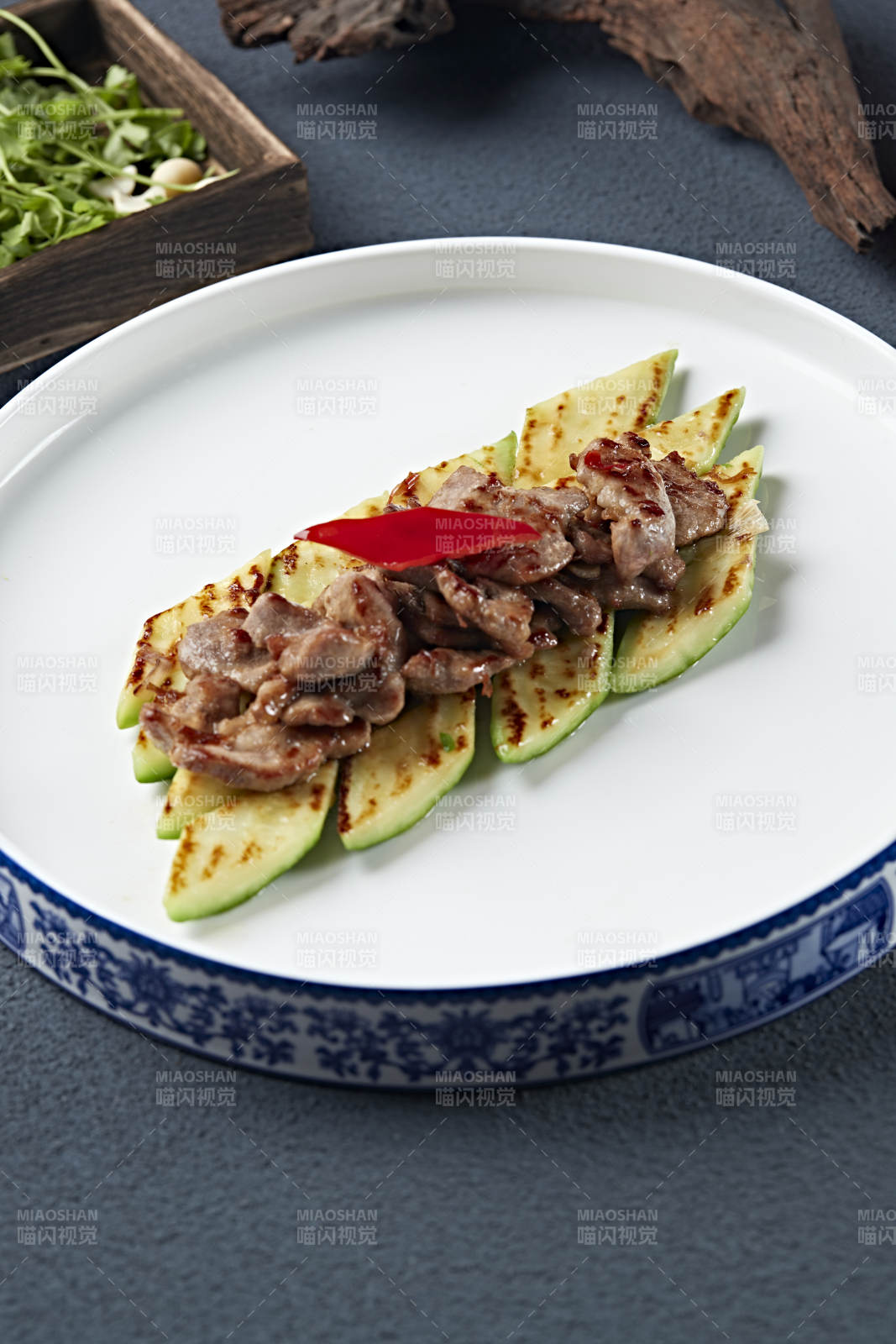 炭烤牛脊肉配烤西葫芦图片