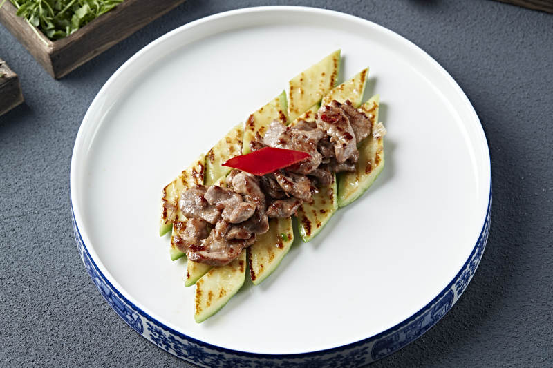 炭烤牛脊肉配烤西葫芦图片