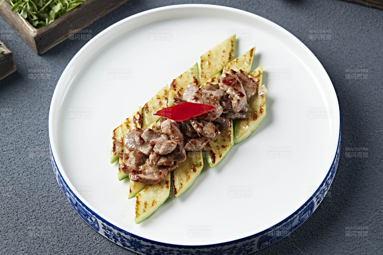 炭烤牛脊肉配烤西葫芦图片