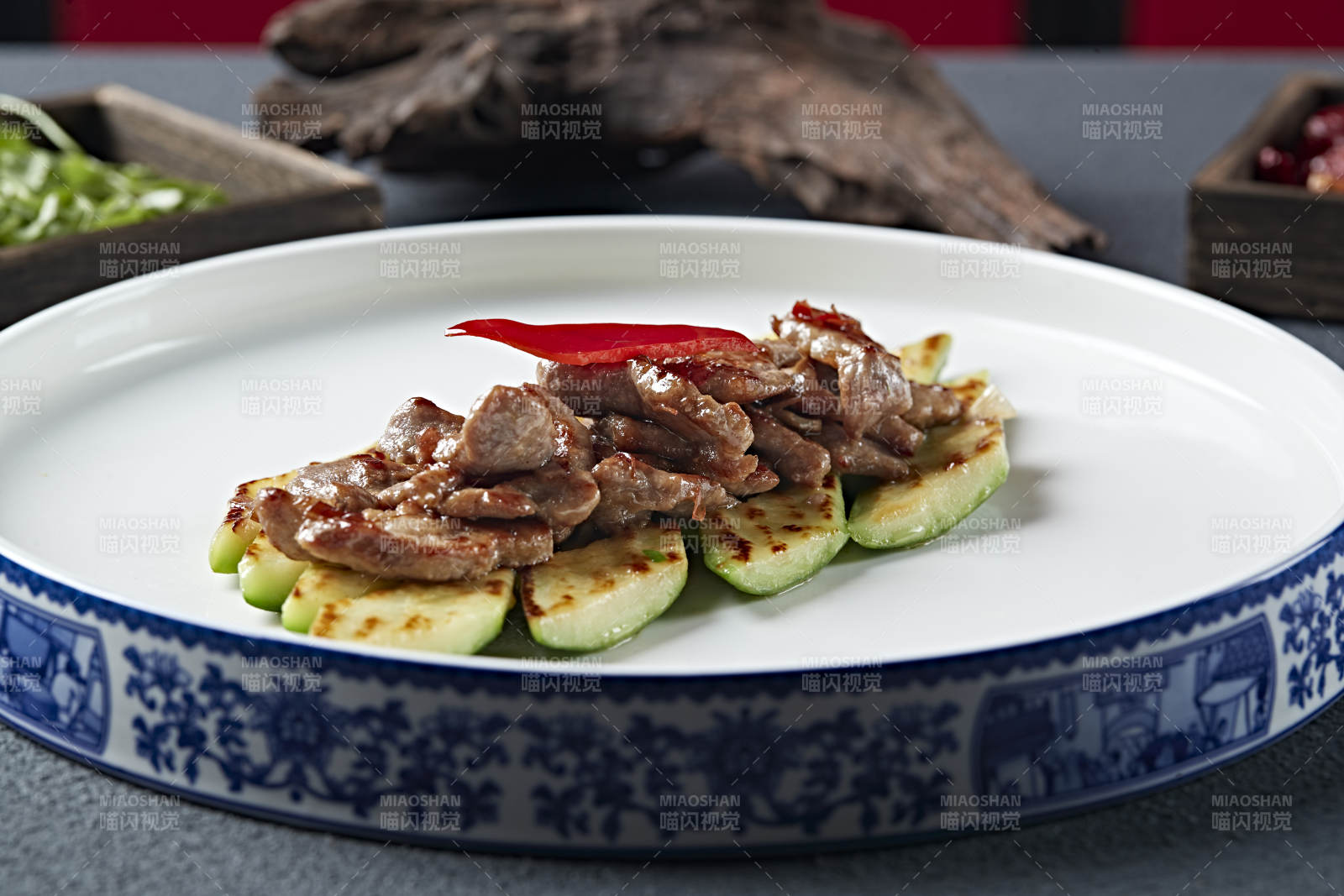 炭烤牛脊肉配烤西葫芦图片