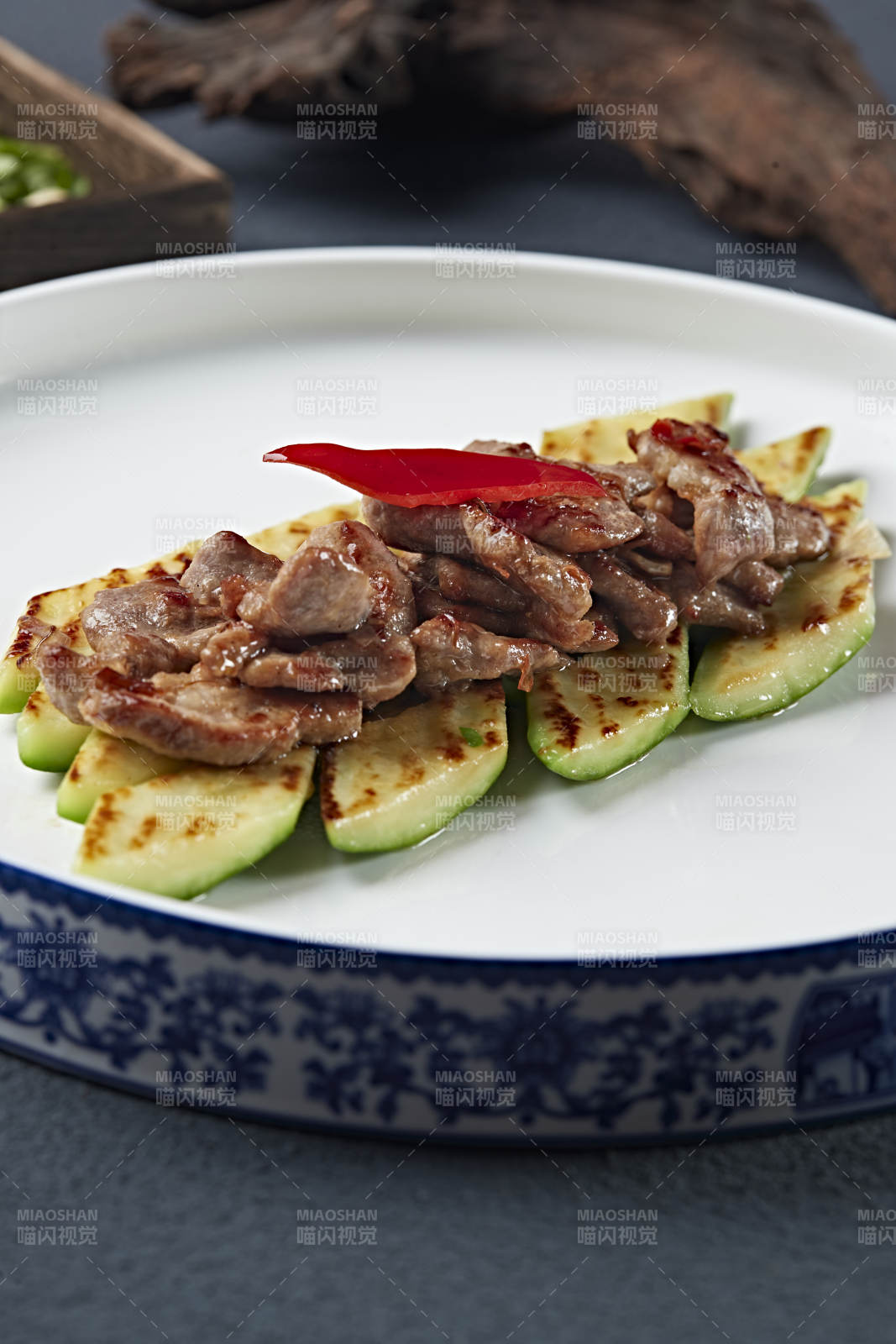 炭烤牛脊肉配烤西葫芦图片