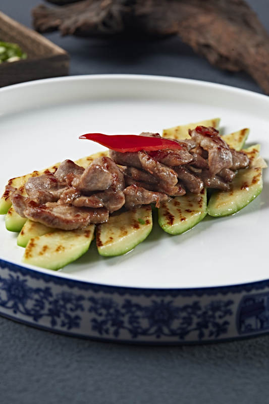 炭烤牛脊肉配烤西葫芦图片