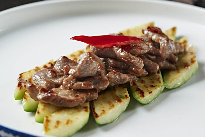 炭烤牛脊肉配烤西葫芦图片