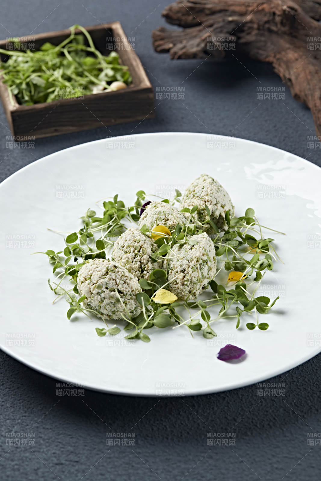 香椿苗拌豆腐图片