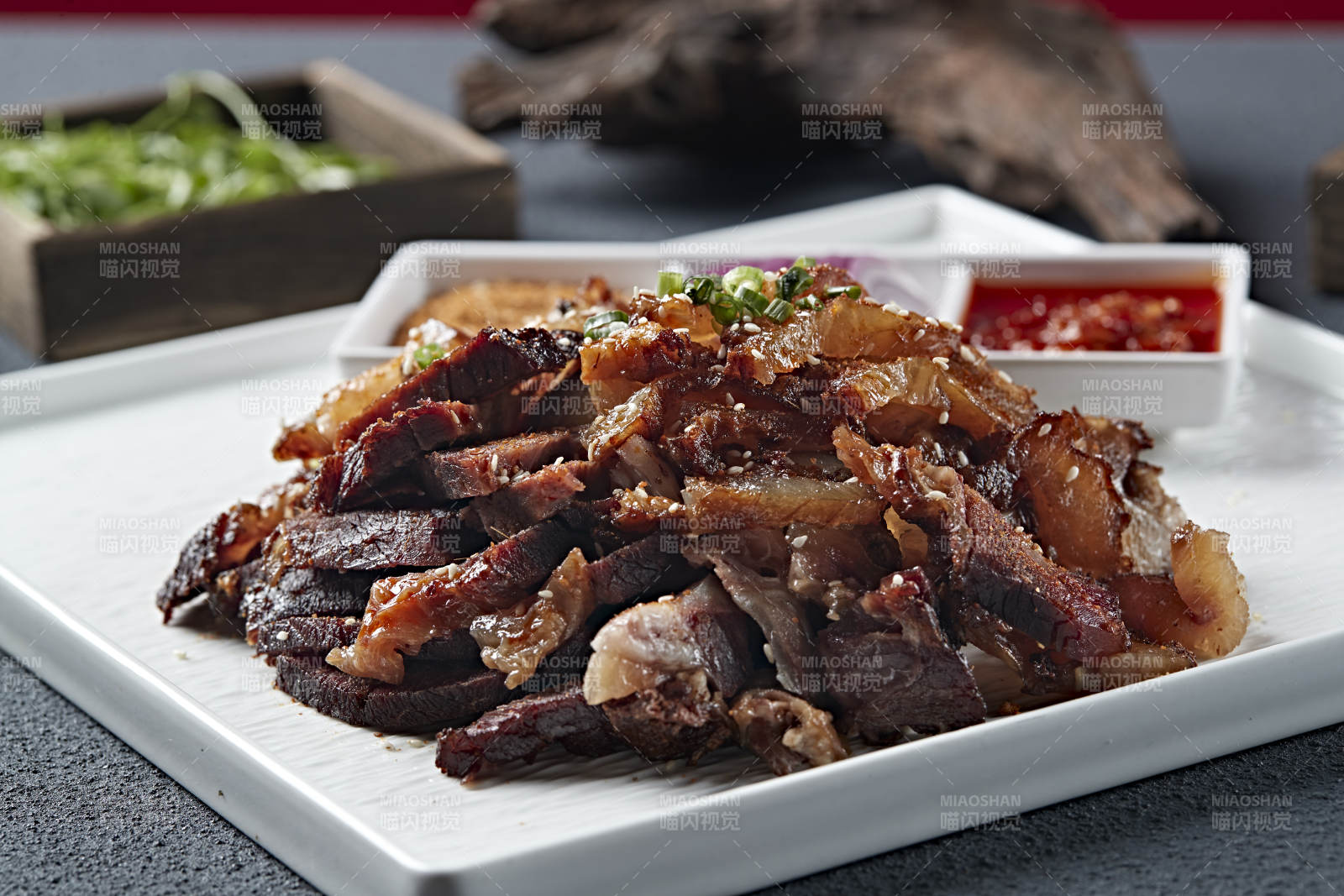 蘸酱切片炭烤牛窝骨图片