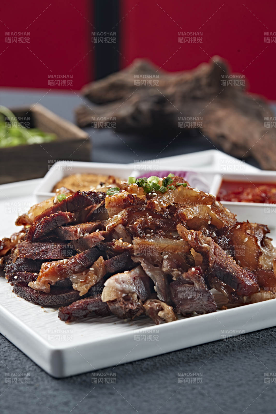 蘸酱切片炭烤牛窝骨图片