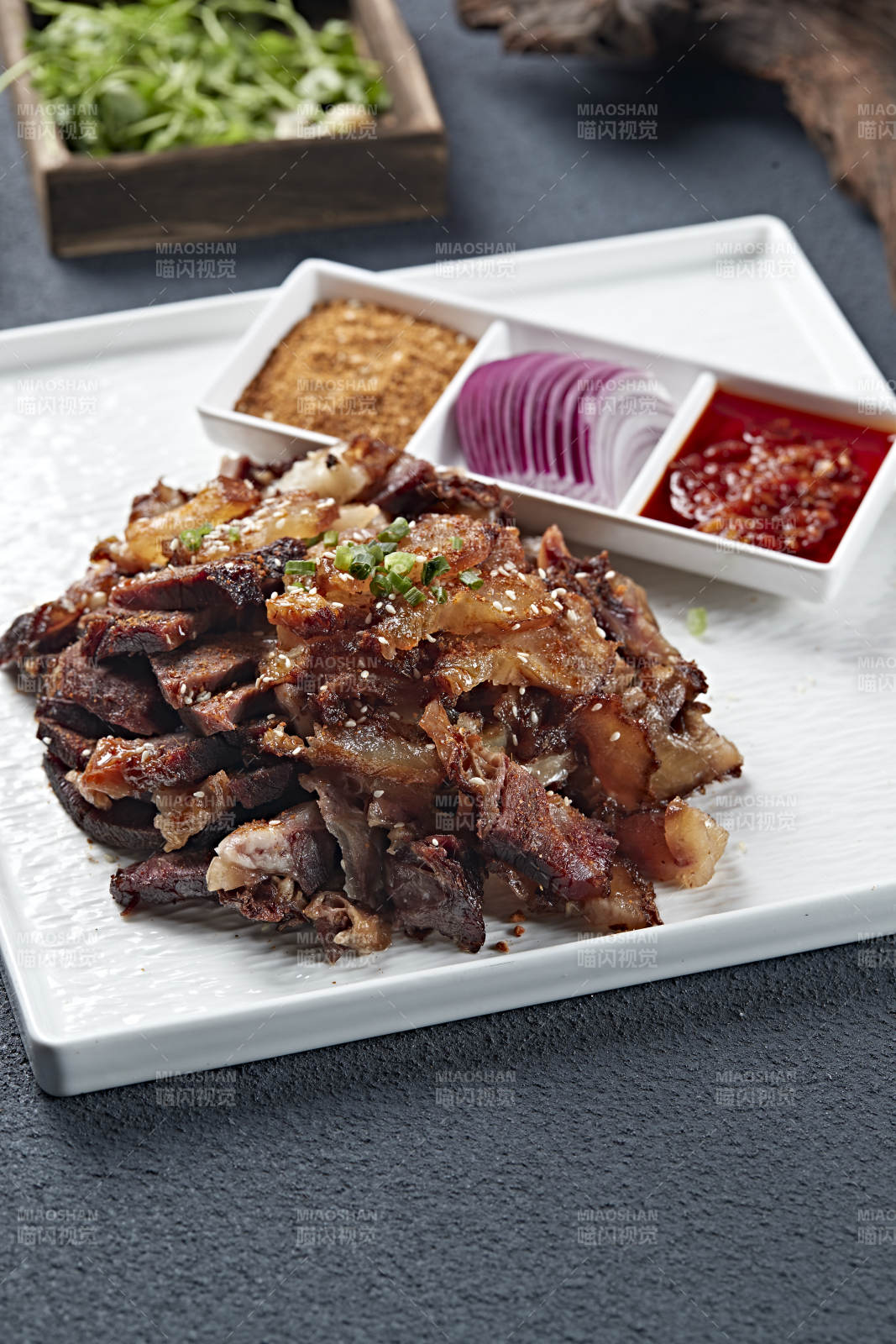 蘸酱切片炭烤牛窝骨图片