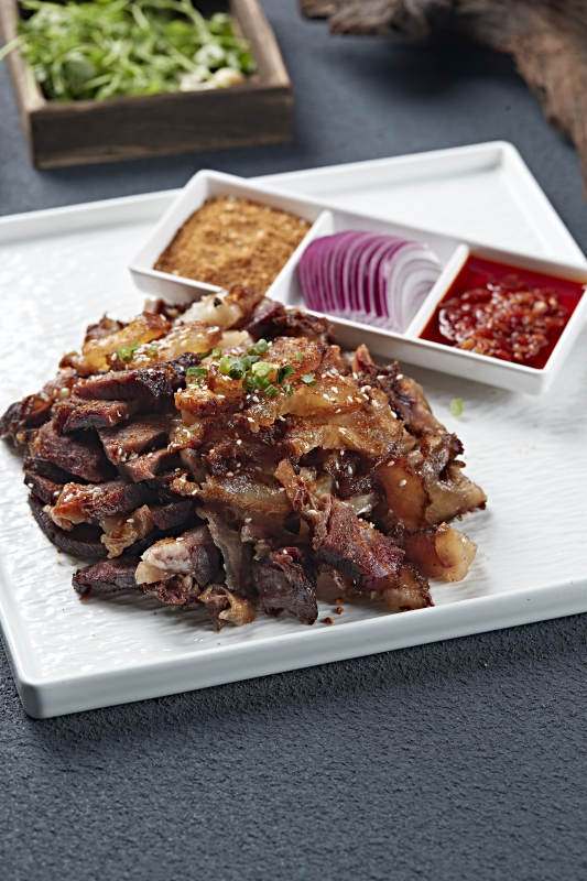 蘸酱切片炭烤牛窝骨图片