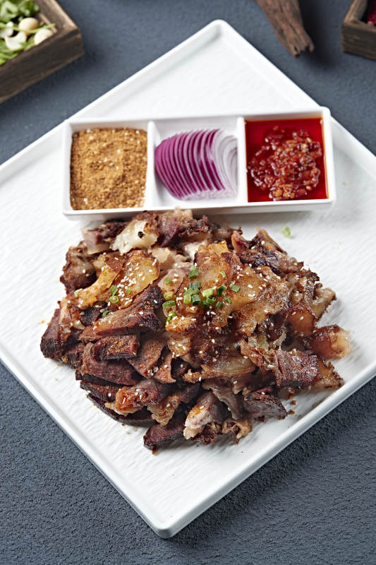 蘸酱切片炭烤牛窝骨图片