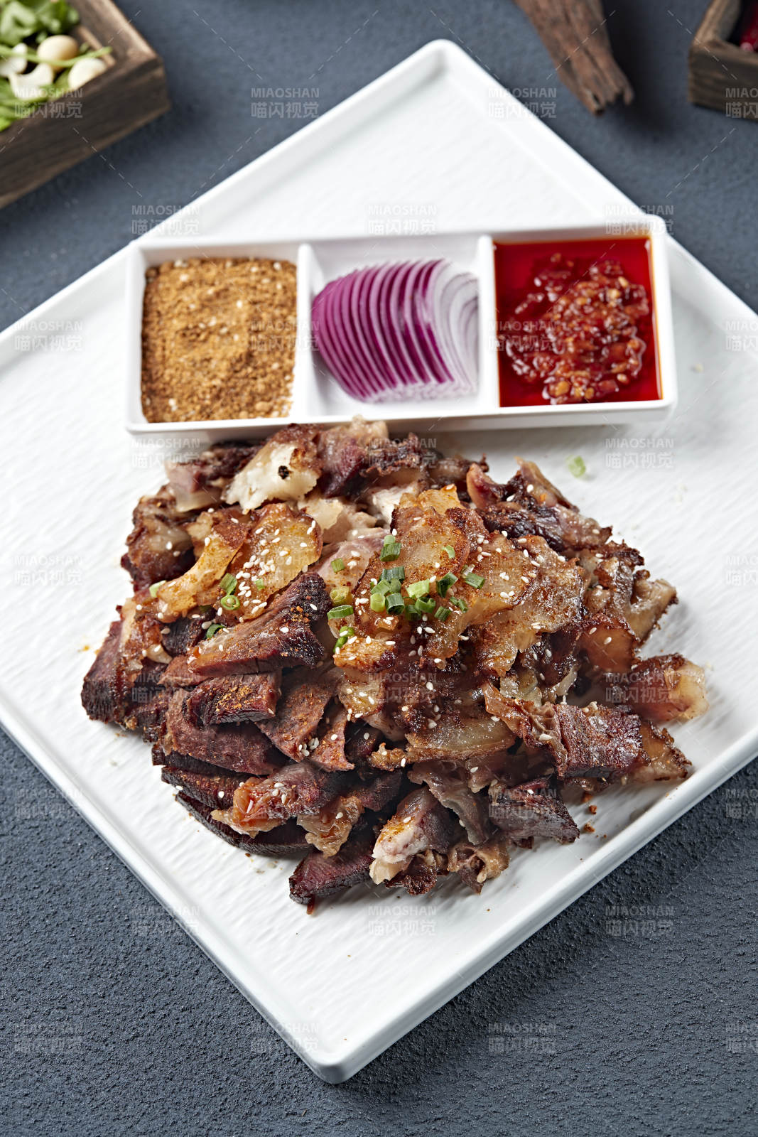 蘸酱切片炭烤牛窝骨图片