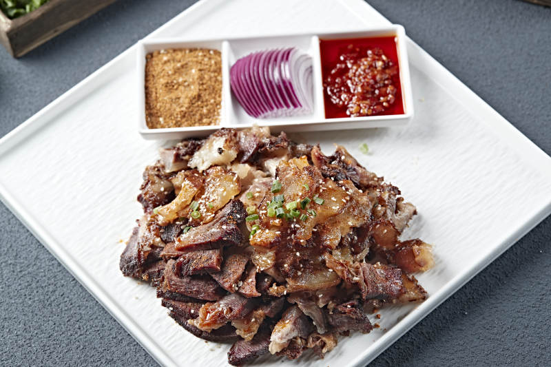 蘸酱切片炭烤牛窝骨图片