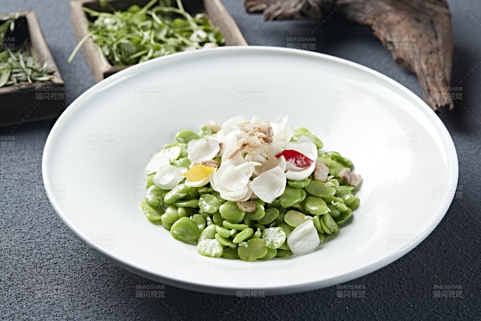 五花肉片彩椒百合小炒青蚕豆图片