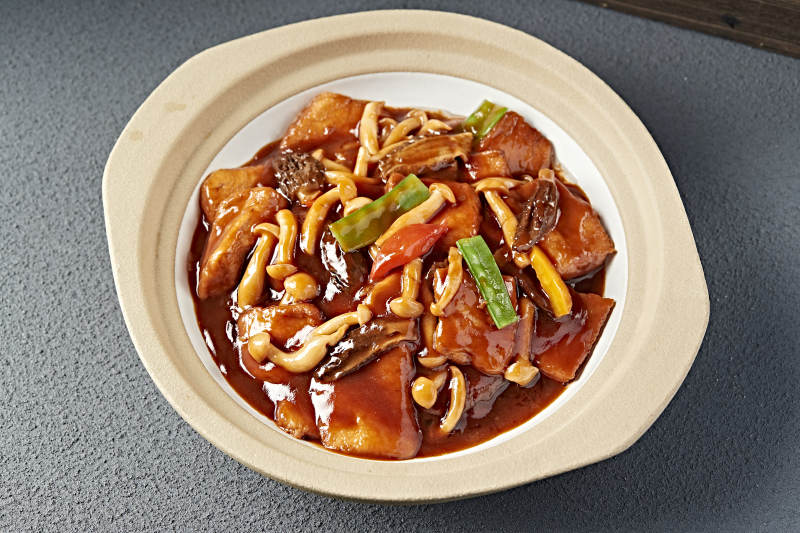 砂锅红焖浓汁海鲜菇油炸日式豆腐图片