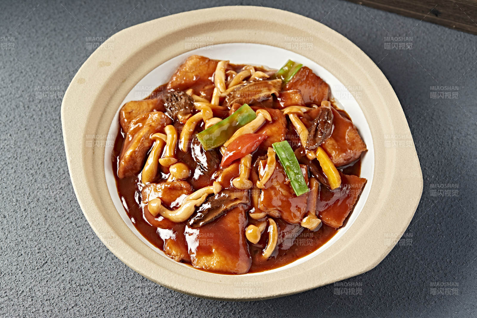 砂锅红焖浓汁海鲜菇油炸日式豆腐图片