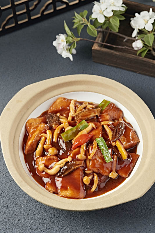 砂锅红焖浓汁海鲜菇油炸日式豆腐图片