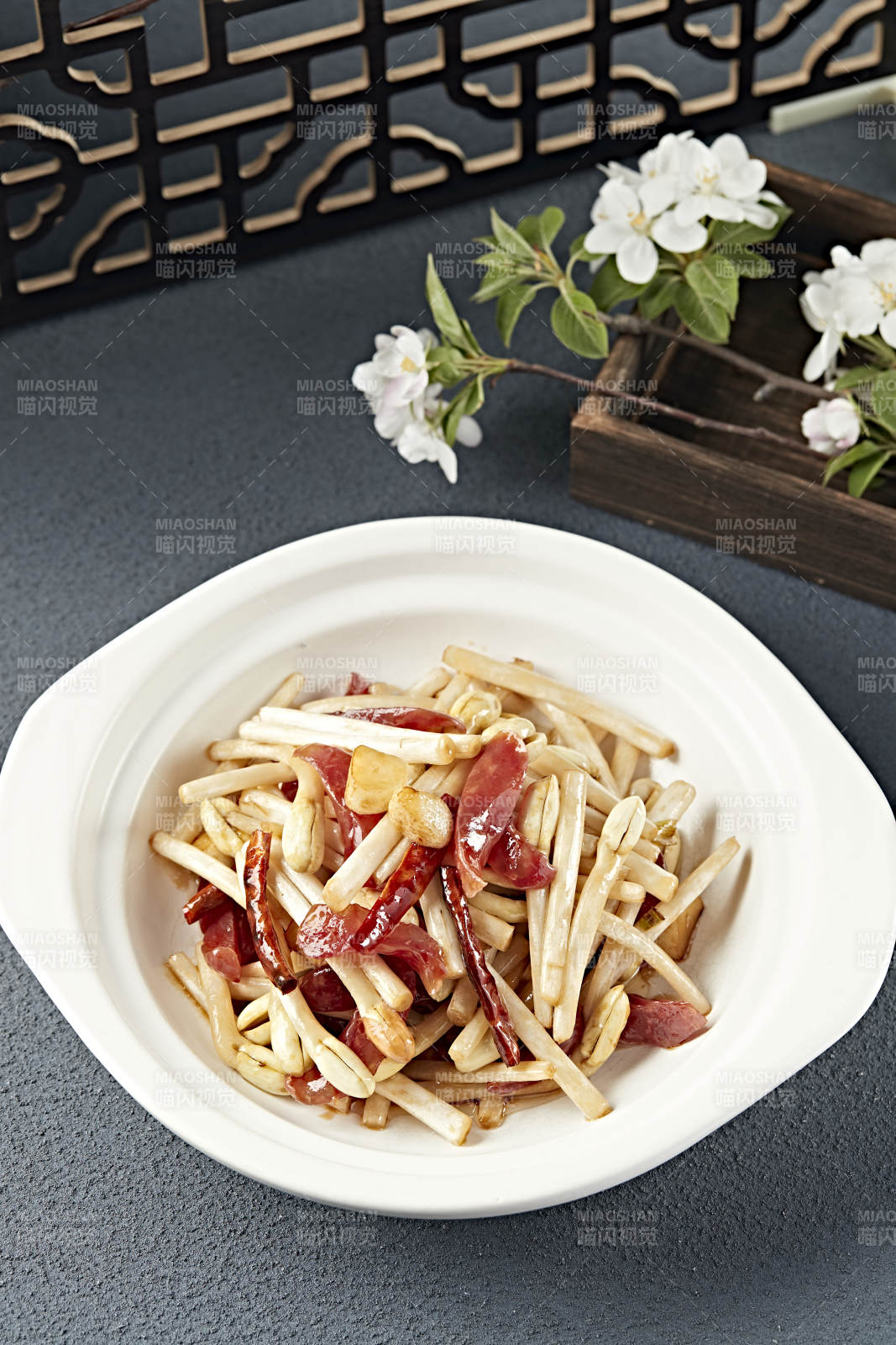 砂锅烧蒜子花生芽港式香肠片图片