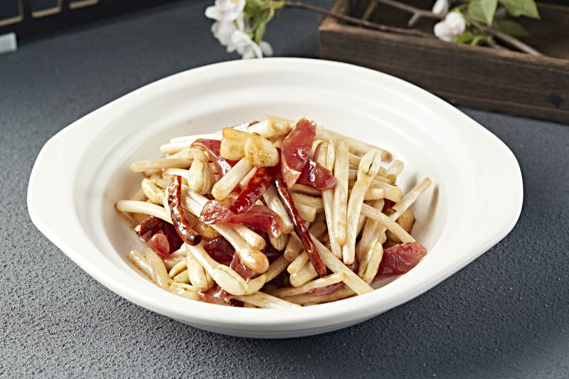 砂锅烧蒜子花生芽港式香肠片图片