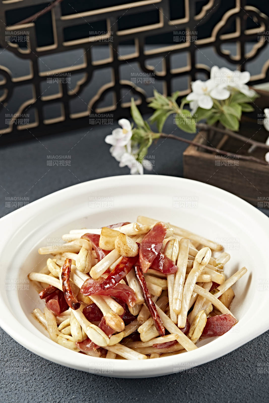 砂锅烧蒜子花生芽港式香肠片图片