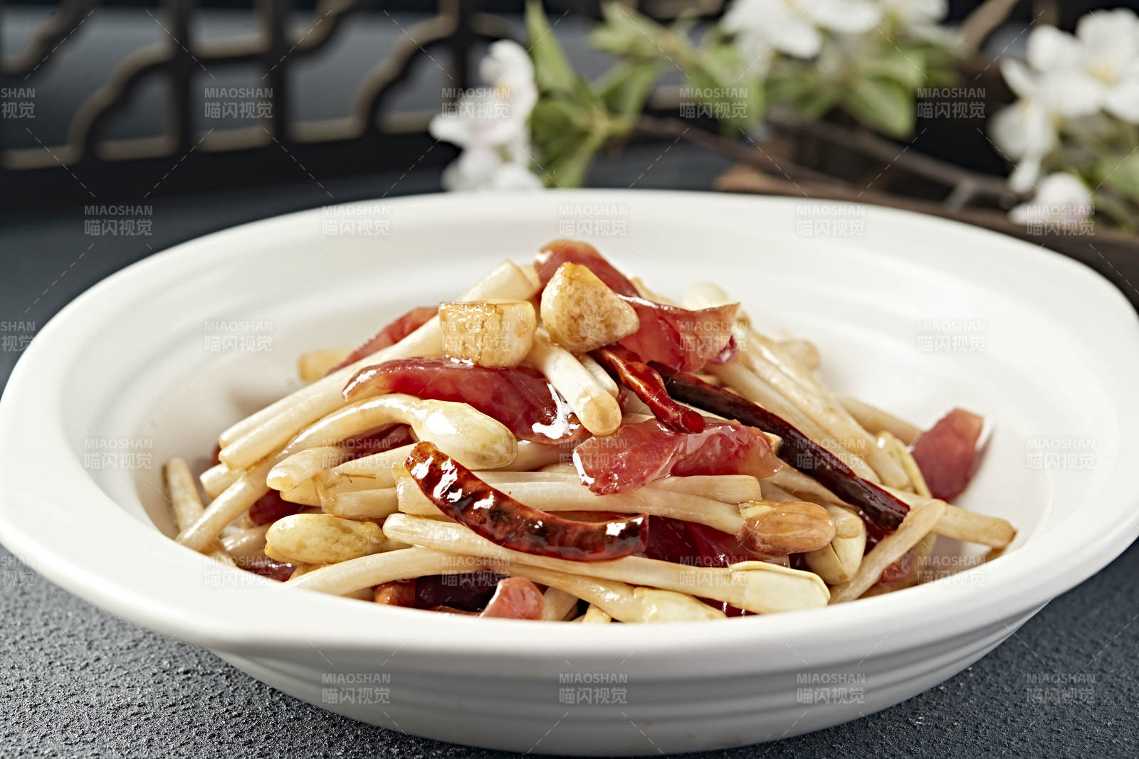 砂锅烧蒜子花生芽港式香肠片图片