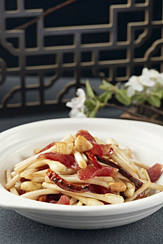 砂锅烧蒜子花生芽港式香肠片图片