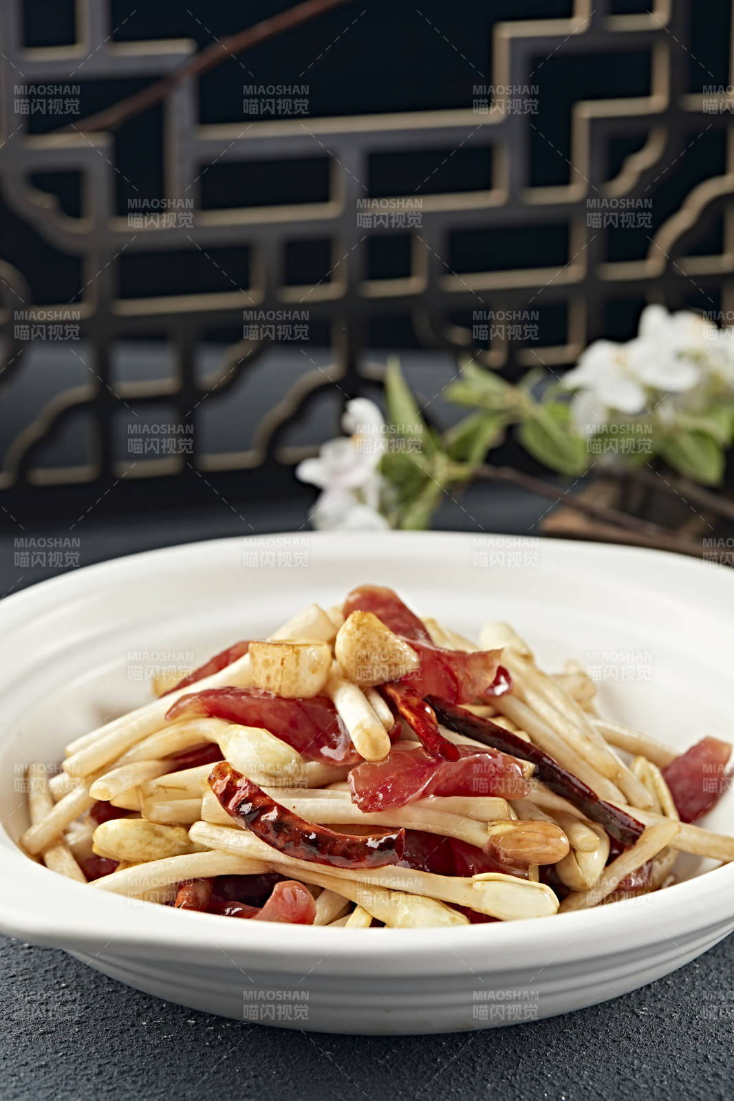 砂锅烧蒜子花生芽港式香肠片图片