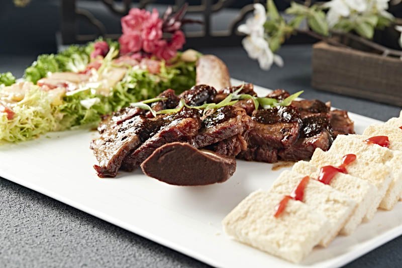 黑椒脱骨小牛排配时蔬沙拉烤馍片图片