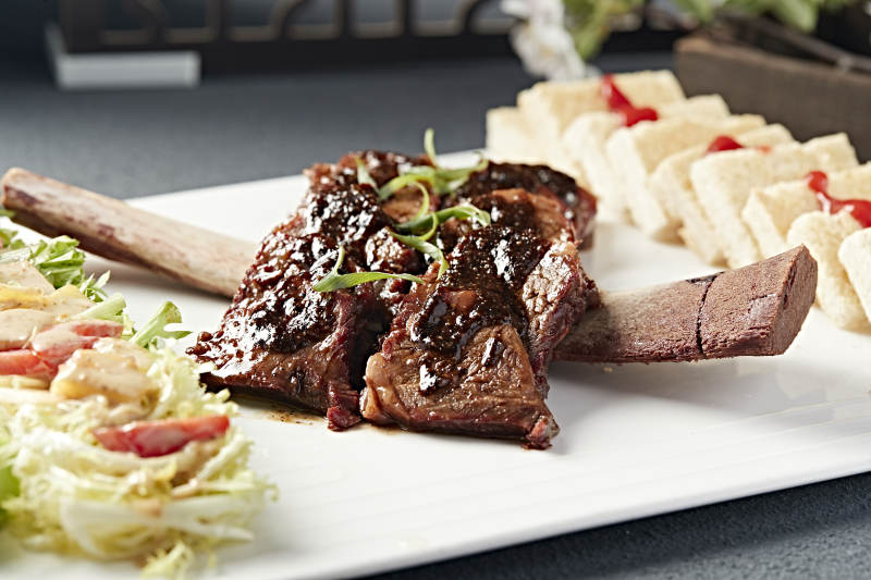 黑椒脱骨小牛排配时蔬沙拉烤馍片图片