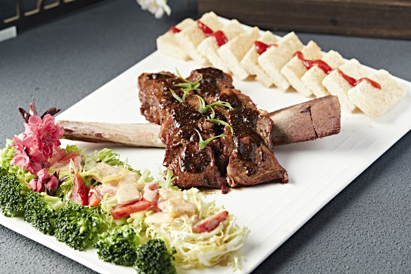 黑椒脱骨小牛排配时蔬沙拉烤馍片图片