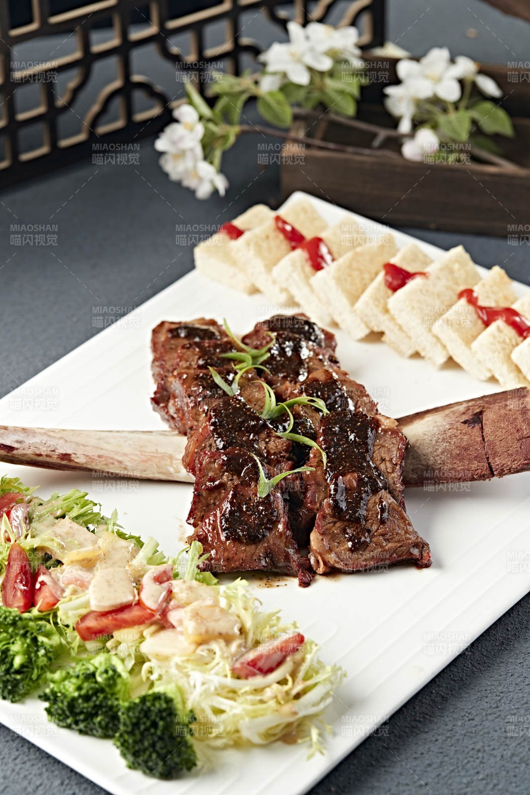 黑椒脱骨小牛排配时蔬沙拉烤馍片图片