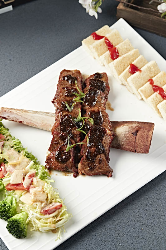 黑椒脱骨小牛排配时蔬沙拉烤馍片图片