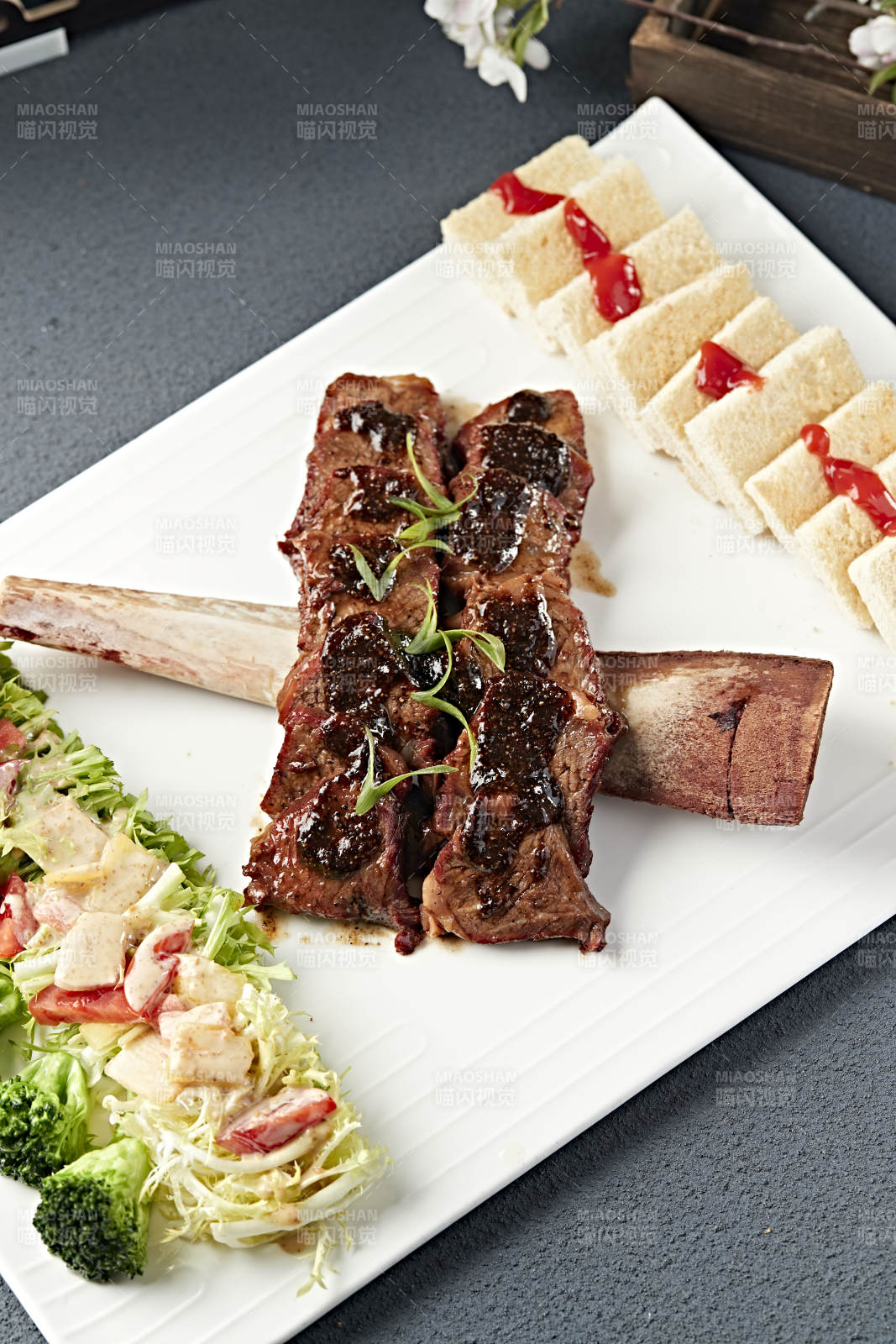 黑椒脱骨小牛排配时蔬沙拉烤馍片图片