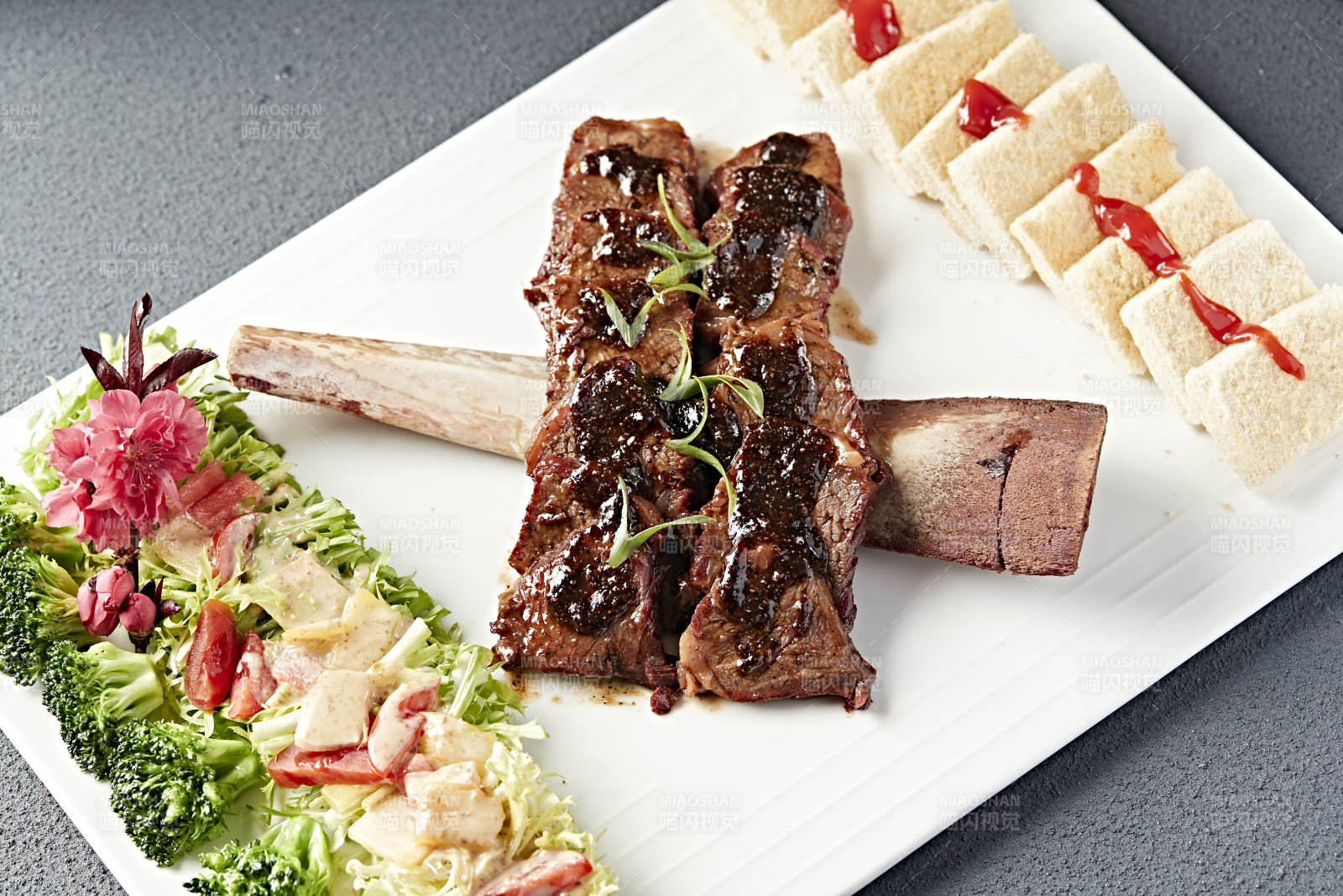 黑椒脱骨小牛排配时蔬沙拉烤馍片图片