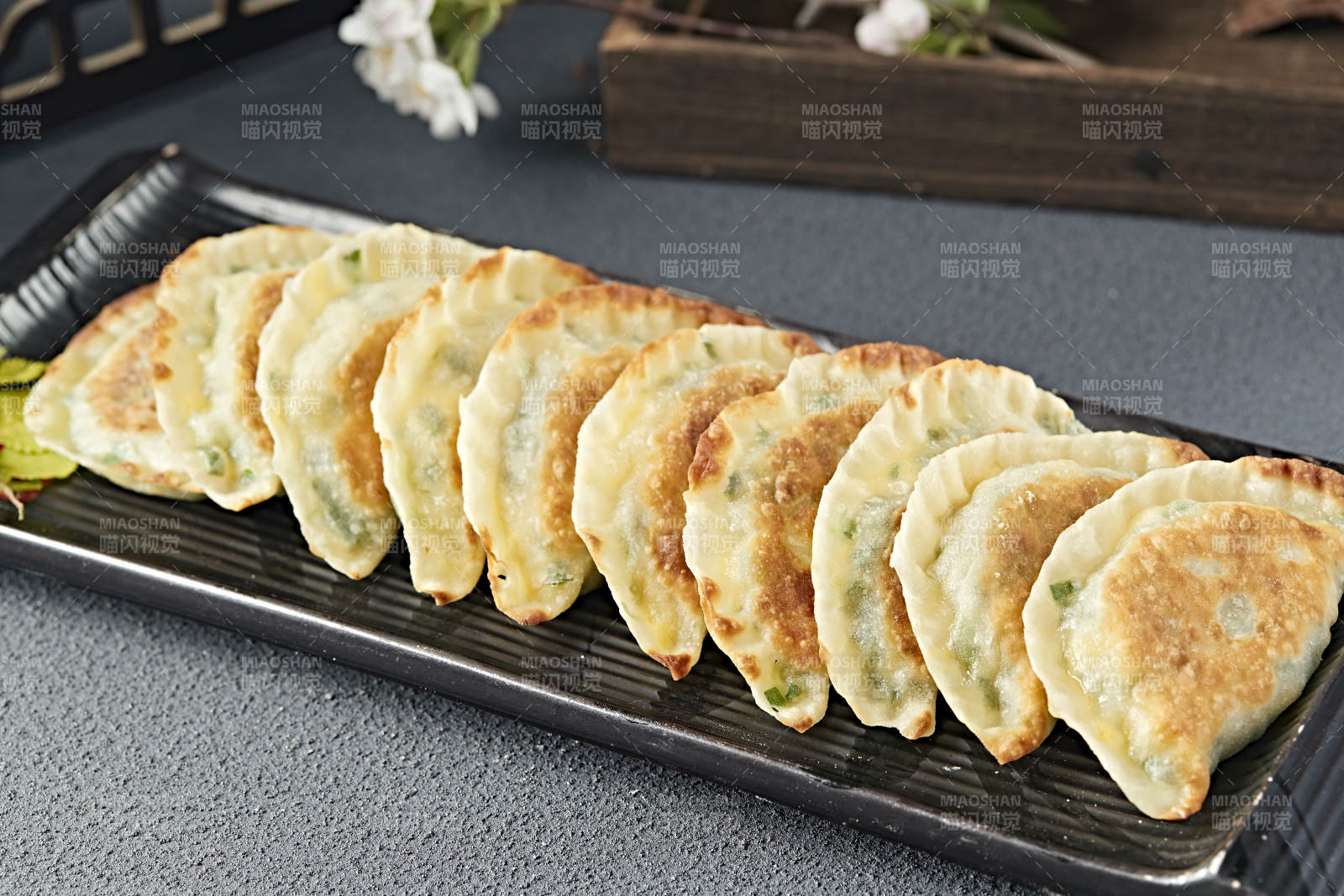 传统面食小吃油煎韭菜盒子图片