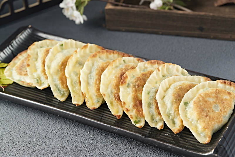 传统面食小吃油煎韭菜盒子图片