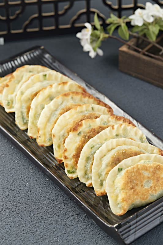 传统面食小吃油煎韭菜盒子图片