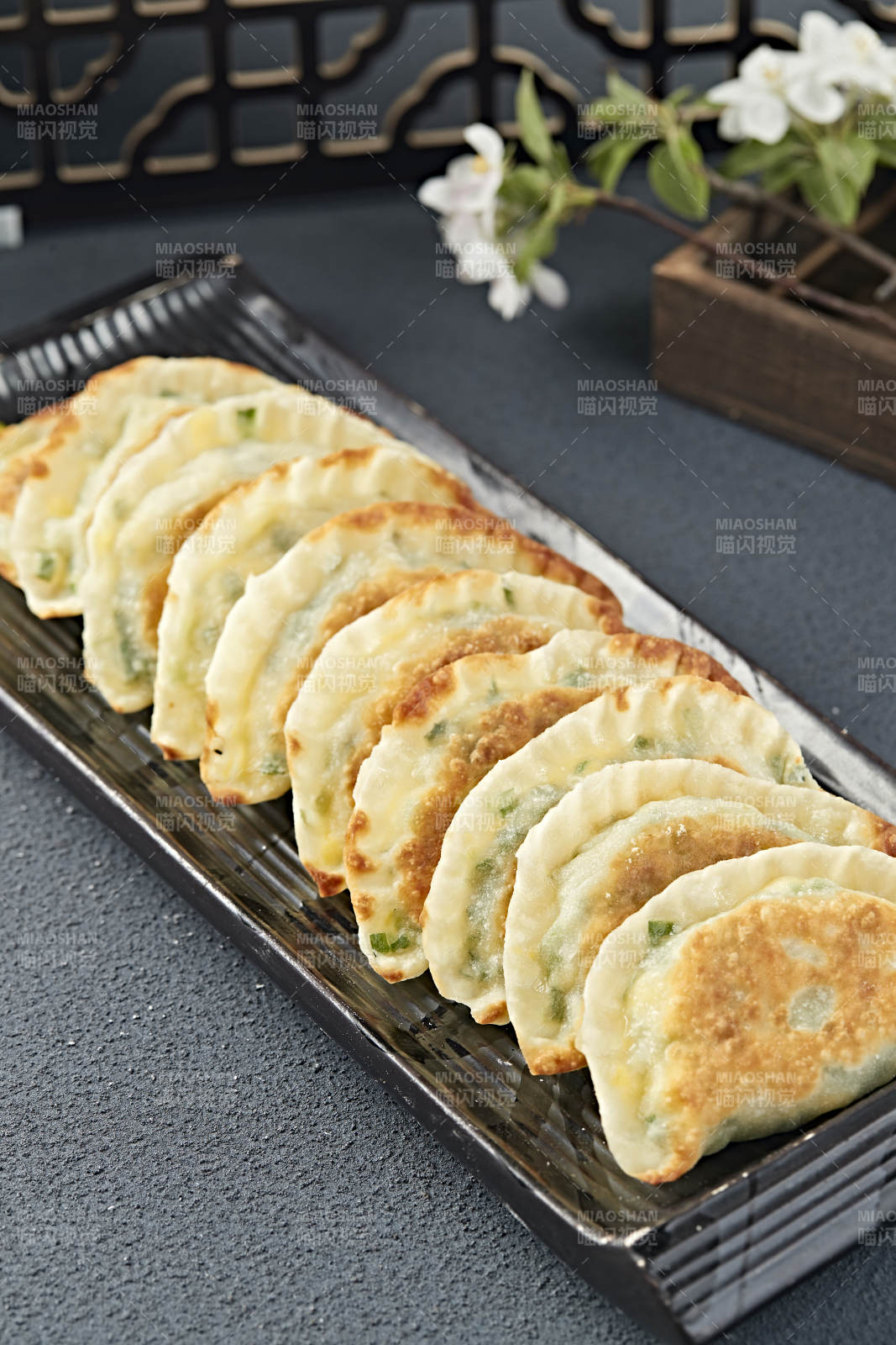 传统面食小吃油煎韭菜盒子图片