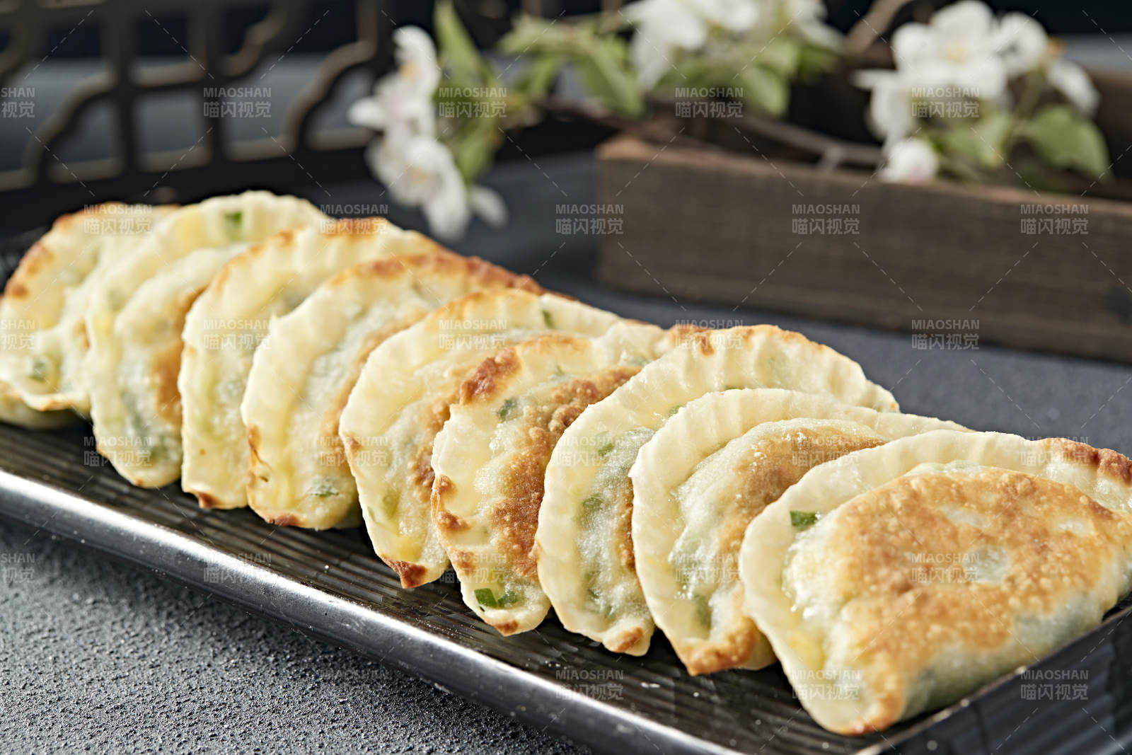 传统面食小吃油煎韭菜盒子图片