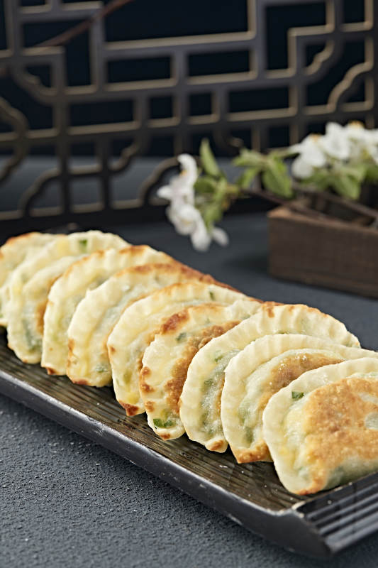 传统面食小吃油煎韭菜盒子图片
