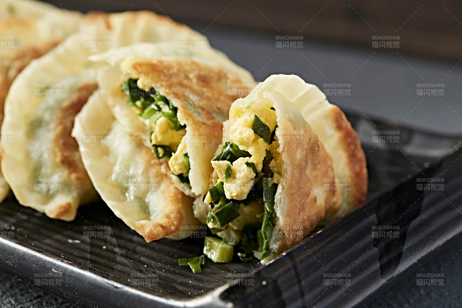 传统面食小吃油煎韭菜盒子图片