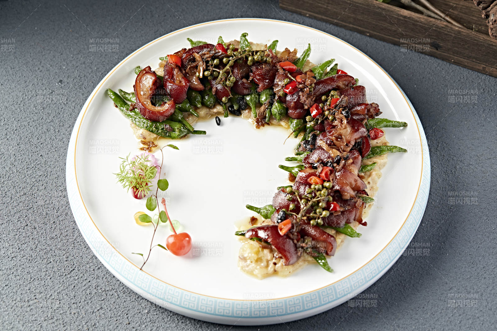 香辣土豆泥烧椒配香炸猪蹄花图片