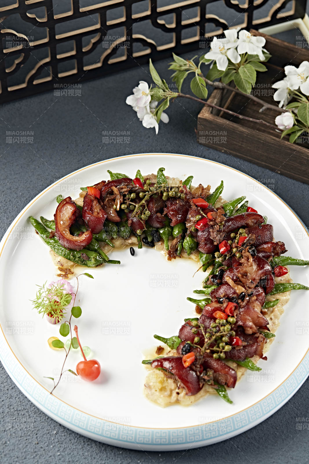 香辣土豆泥烧椒配香炸猪蹄花图片