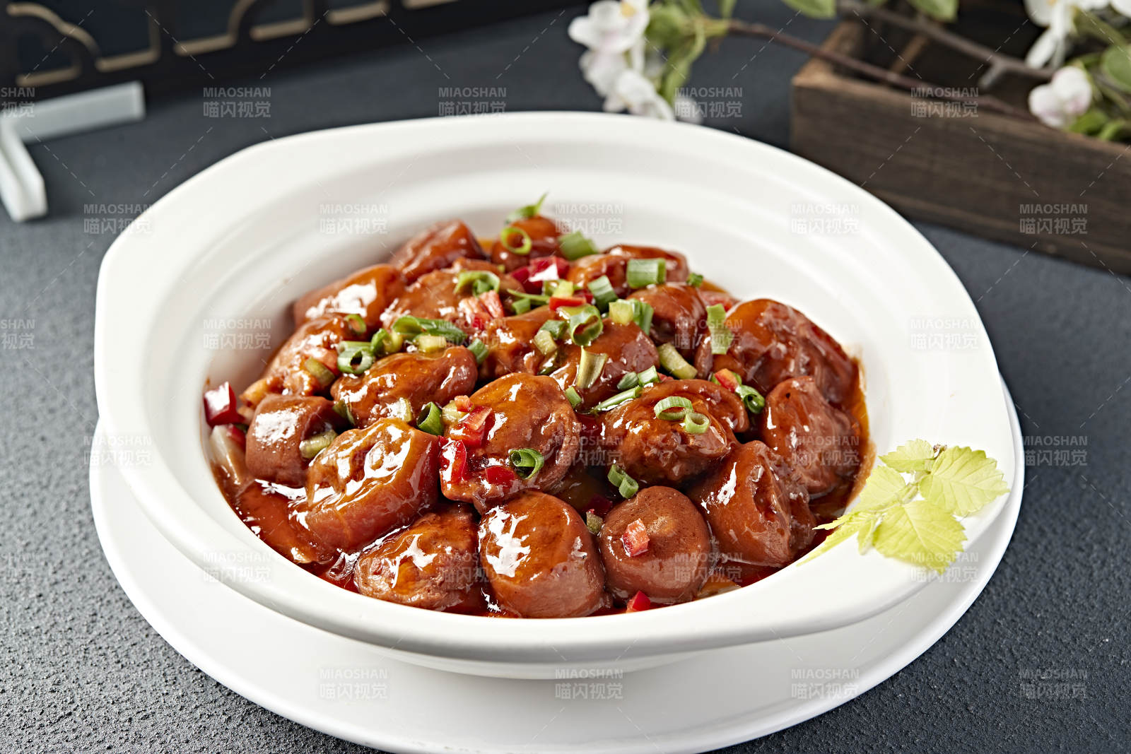 砂锅装的红烧香辣猪尾图片
