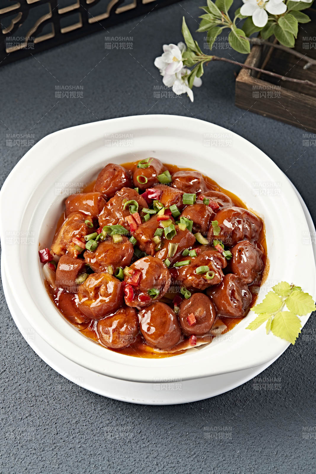 砂锅装的红烧香辣猪尾图片