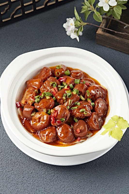 砂锅装的红烧香辣猪尾图片